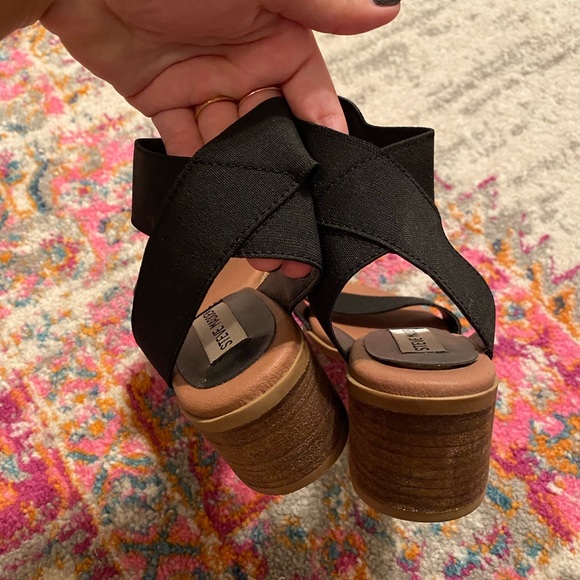 Short Heeled Steve Madden Black Sandals - Picture 3 of 4